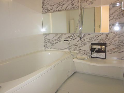 Bath. It boasts one tsubo bath! It is very wide! 