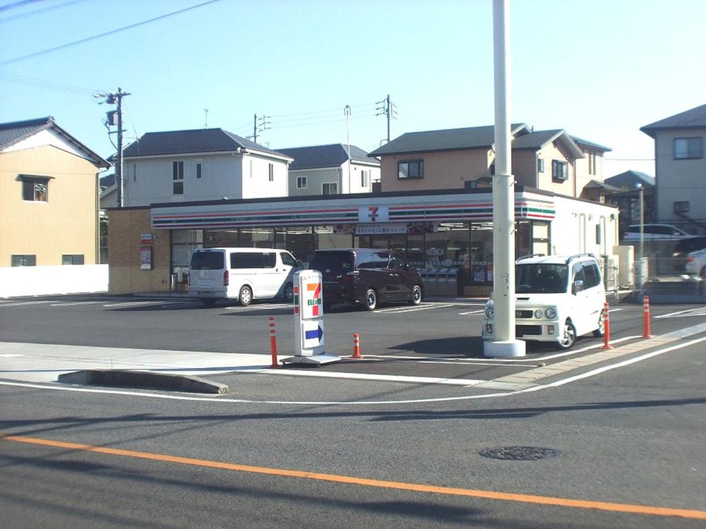 Convenience store. 250m to Seven-Eleven