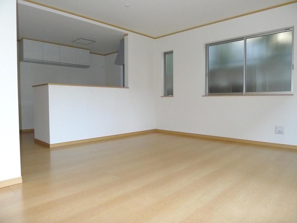 Living. Face-to-face kitchen is street and open line of sight! 