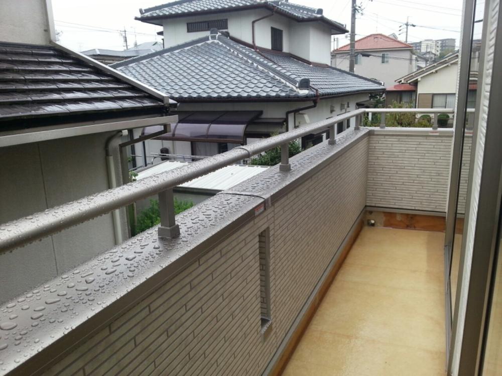 Balcony. South balcony! 