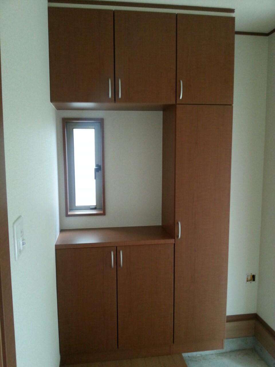 Entrance. Cupboard (closed)