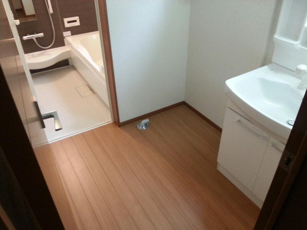 Wash basin, toilet. Washroom space! 