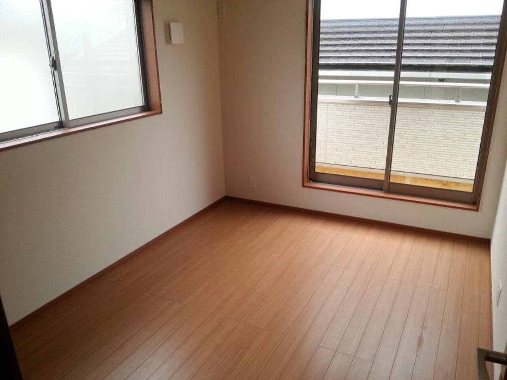 Non-living room. Happy two-sided lighting! 