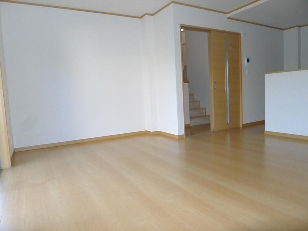 Living. Wide LDK is easy to layout of the furniture in the east and west! 