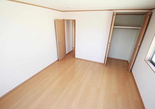 Non-living room. You can put even a king-size bed! 9 Pledge of main bedroom (one Building ・ August 2013 shooting)