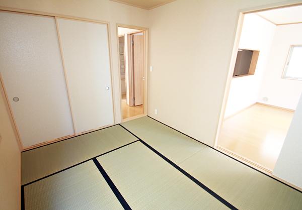 Non-living room. Living and become a Japanese-style room in the drawing-room ◎, Also playground for children ◎ (two Building ・ August 2013 shooting)