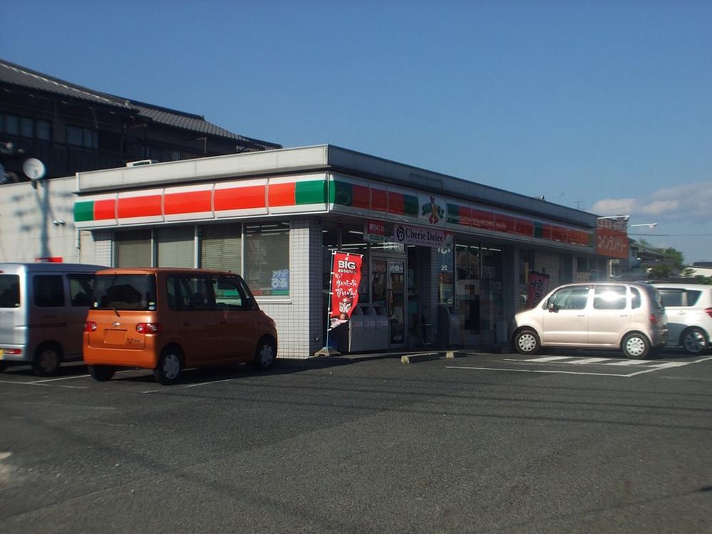 Convenience store. 1100m until Thanksgiving