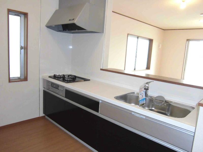 Same specifications photo (kitchen). The series enameled steel top stove ・ Water purifier with hand shower faucet ・ Artificial marble countertops ・ Underfloor storage