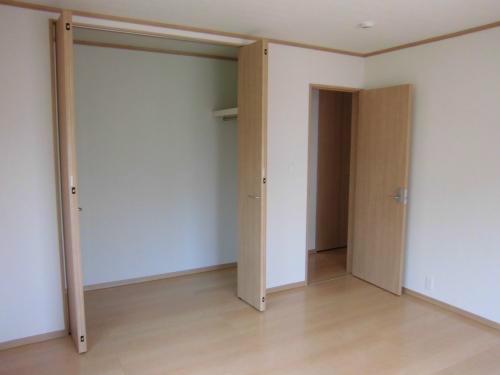 Local photos, including front road. Western-style closet