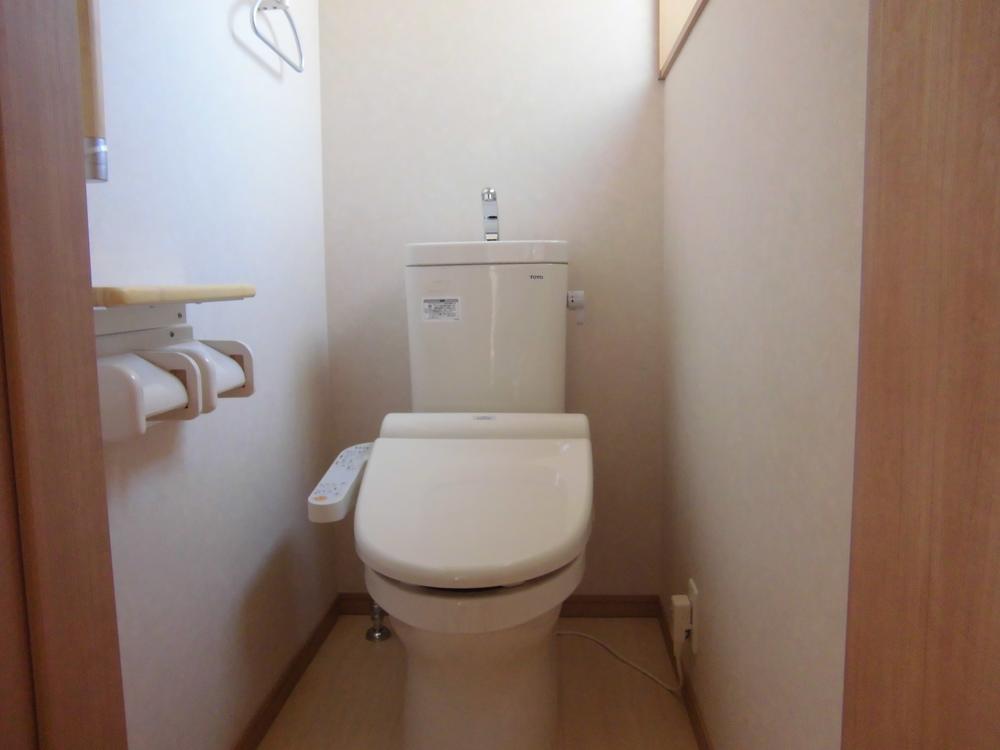 Toilet. 8 Building local