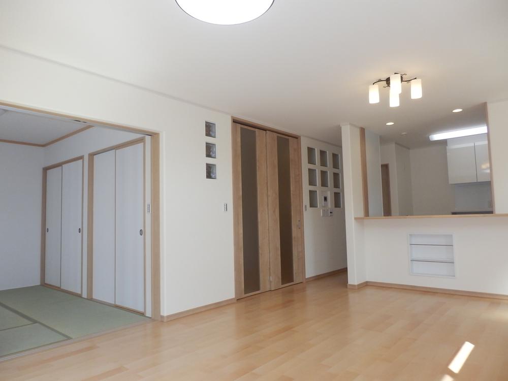 Living. Luxurious 引違 door that is up to the ceiling. 6 Pledge Japanese-style ease of use is good Tsuzukiai. Stylish light fixtures and with magazine rack. 