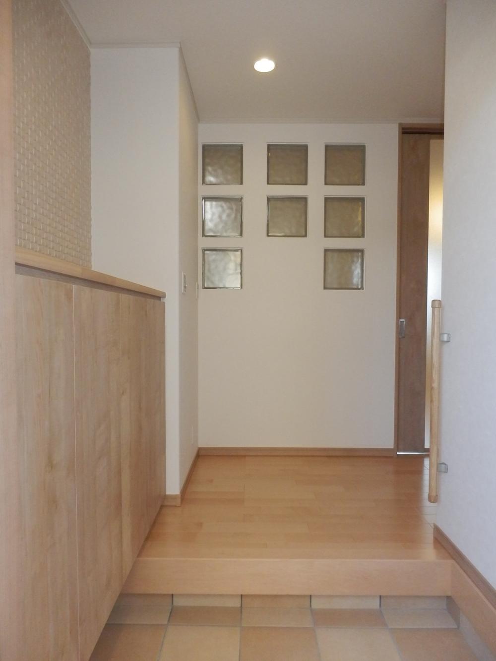Entrance. Down Light with human sensor ・ Glass block ・ Eco-carat tension is on the front door storage of the order specification. 