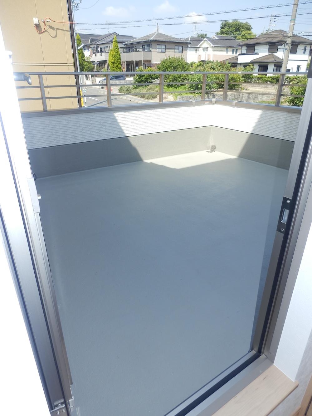 Balcony. Large roof balcony, which is also 8 pledge