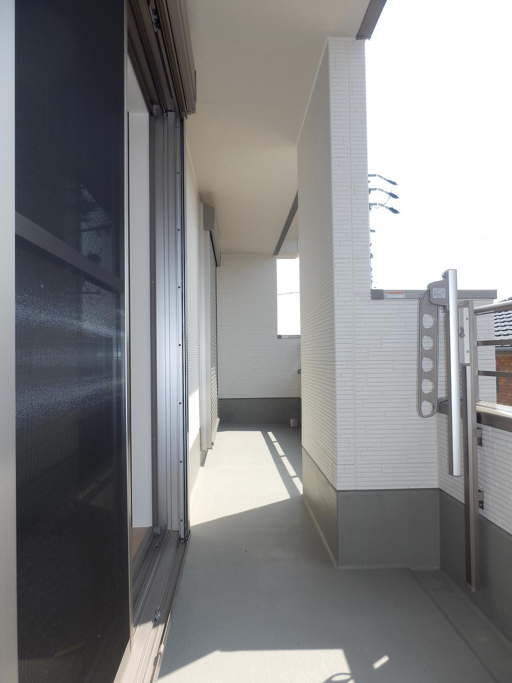 Balcony. South-wide balcony with a convenient roof. Comes with a shutter is also a large window to the 2F. 