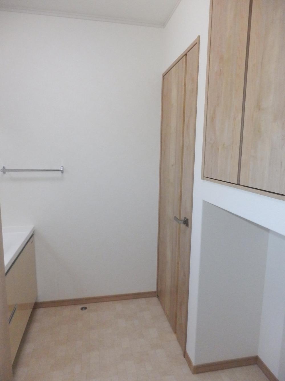 Wash basin, toilet. Convenient compartment and undressing car spaces in the wash room. 