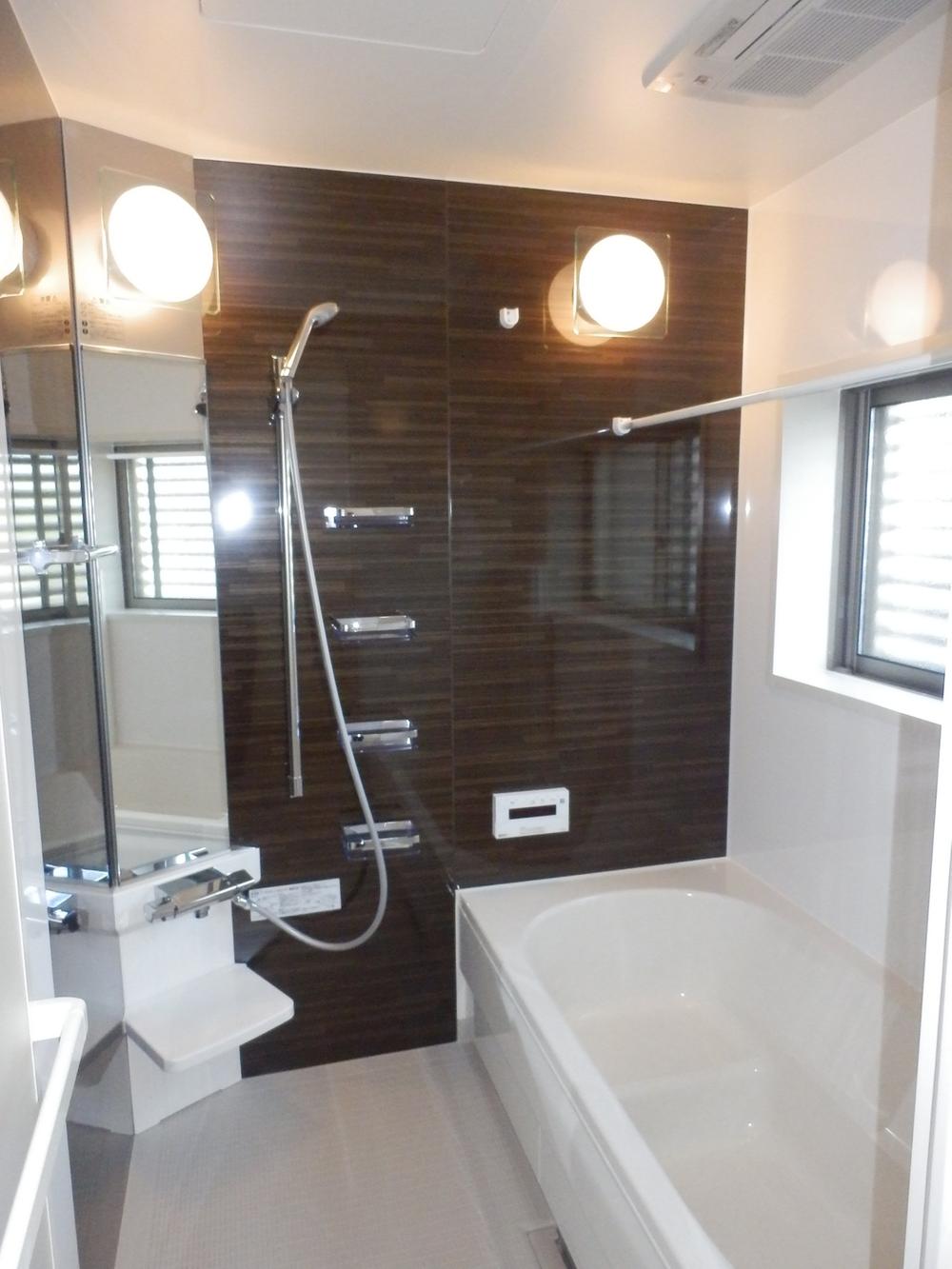 Bathroom. Bathtub luxurious artificial marble of the sitz bath type ・ Convenient heating dryers and movable louver surface with lattice. 