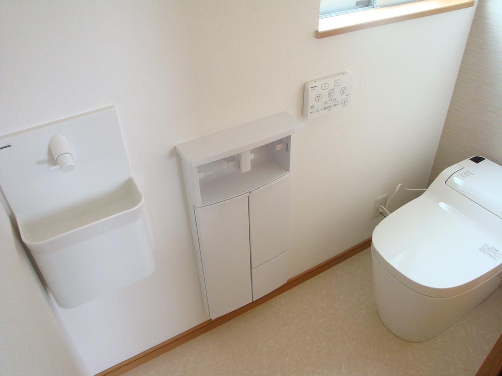 Other Equipment. Automatic cleaning function with "La Uno S" convenient embedded storage and with wash-basin. 