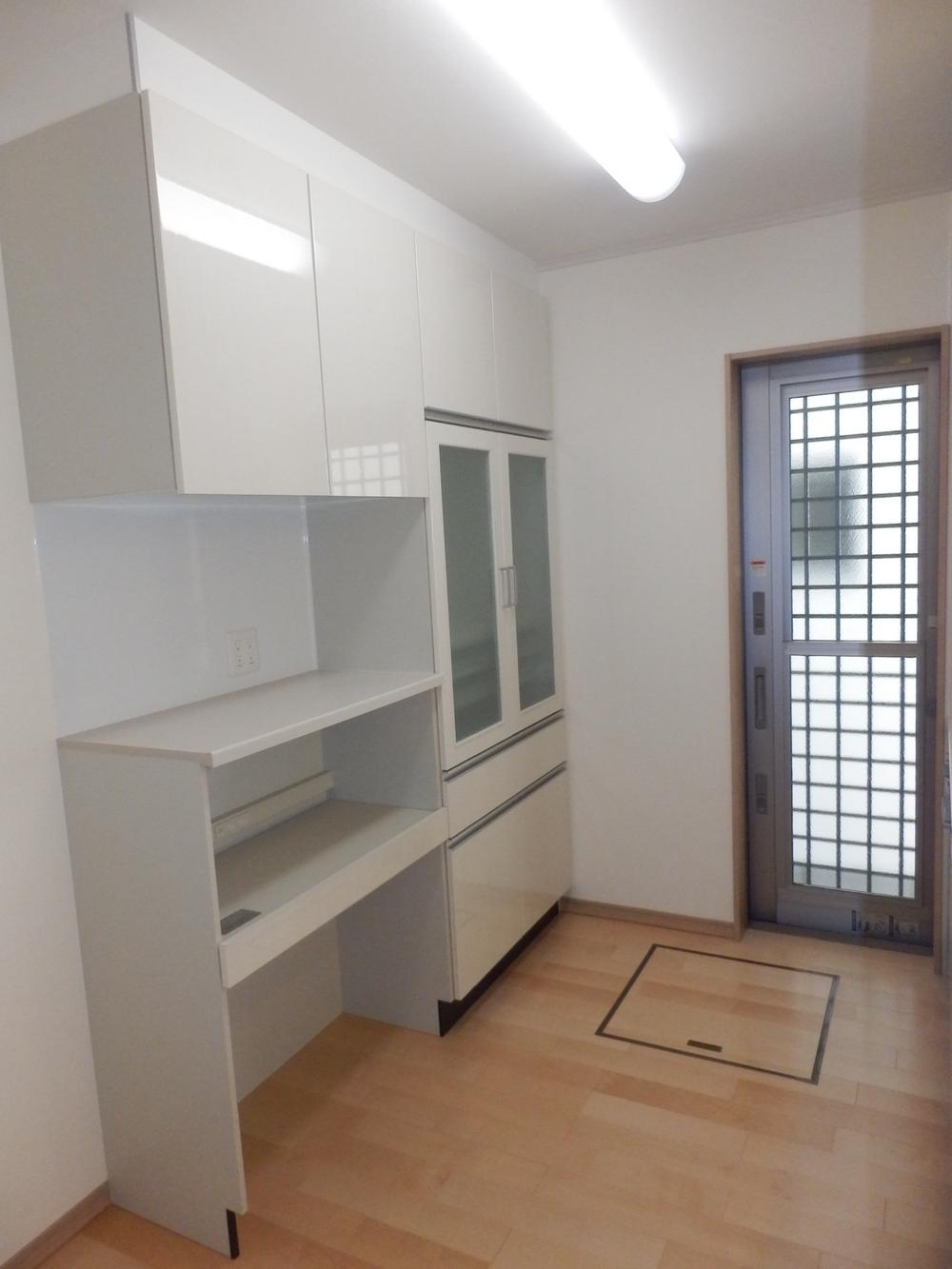 Kitchen. Convenient Tokazeshiki back door and with consumer electronics space unit housing is attached to the kitchen. 