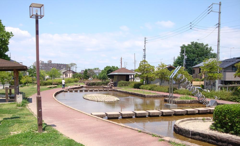 park. Shallow creek flows through the SayakaShoroku 300m 4-minute walk to the road ・ There is also a playground equipment, There is a perfect green space in Asobaseru a walk and children. 