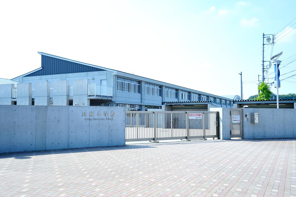 Primary school. 600m still new elementary school to Hyogo elementary school is near and an 8-minute walk. 