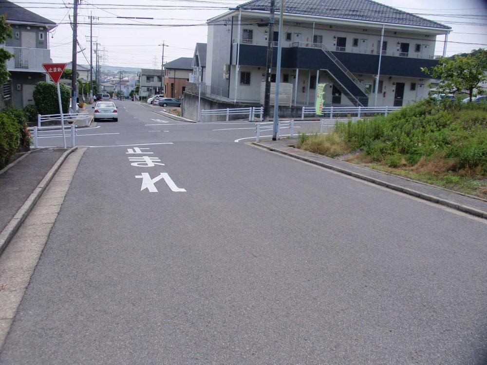 Local photos, including front road. Frontal road