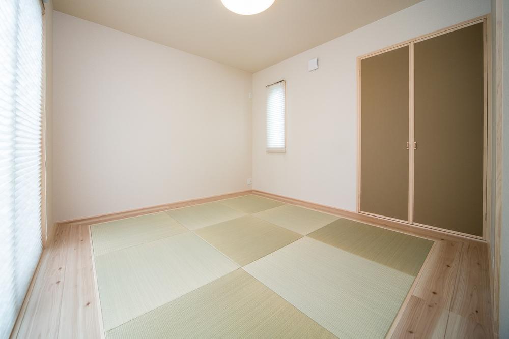 Non-living room. Japanese-style room: The completed building (reference photo) Living More of the Japanese-style room can also be used as a living room or a single as an extension of the living room! On the wall there is a back of length columns engrave the growth of the child. 