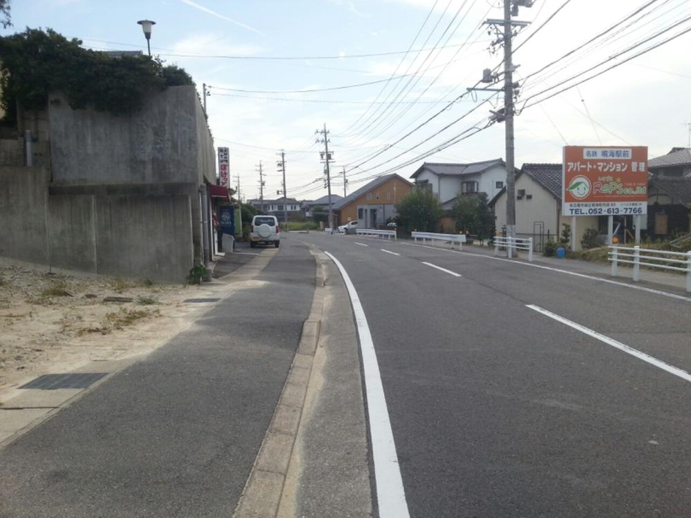 Local photos, including front road. Front road 15m