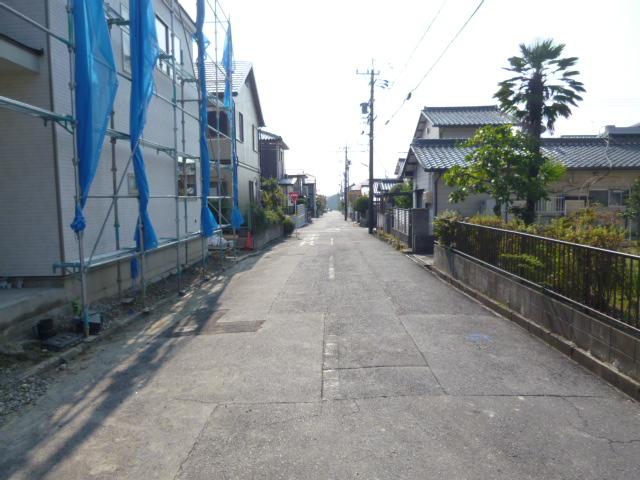 Local photos, including front road. Frontal road 2013 October 31, 2008 shooting