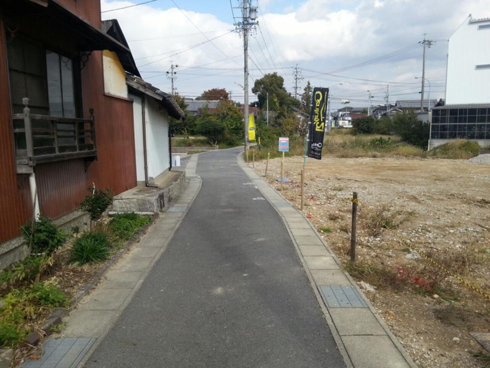 Local photos, including front road. Frontal road