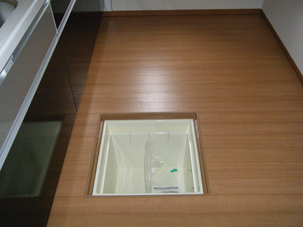 Receipt. Kitchen floor storage