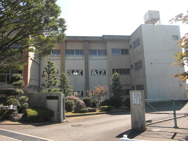 Primary school. Togo Municipal Mauroy to elementary school 570m