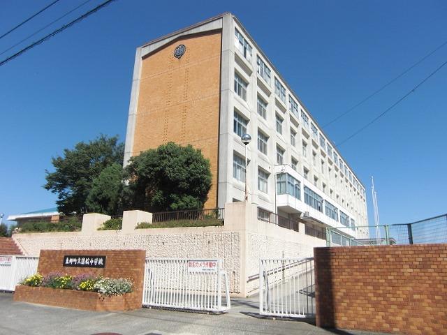 Junior high school. Togo Municipal Mauroy until junior high school 820m