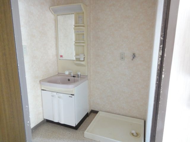 Washroom. Independent wash basin, Indoor Laundry Storage