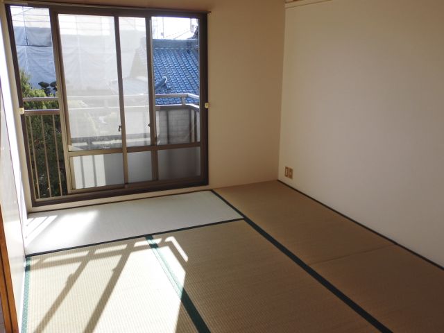 Living and room. Sunny south side of the Japanese-style room