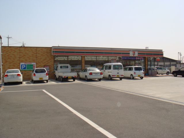 Convenience store. 2100m to Seven-Eleven (convenience store)