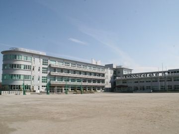 Junior high school. Municipal Saori until junior high school (junior high school) 590m