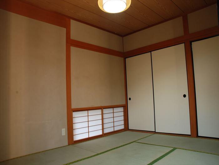 Non-living room. Also there is a storage space in the Japanese-style room