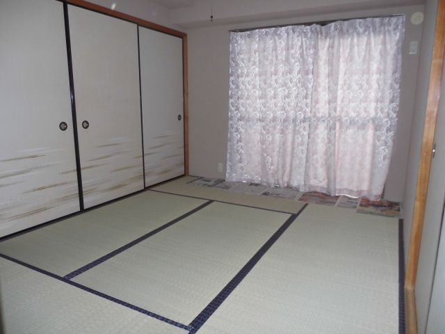 Living and room. Please relax in the calm Japanese-style room