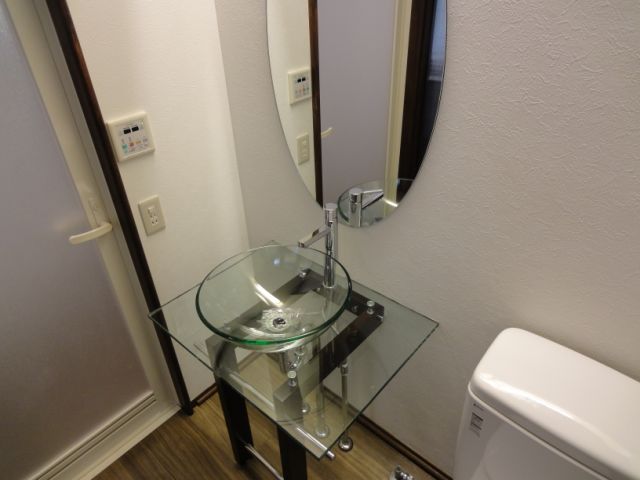 Washroom. It is a basin of clean glass. 