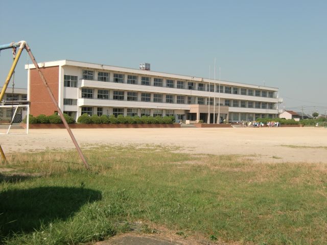 Primary school. Municipal Saya Nishi Elementary School until the (elementary school) 780m