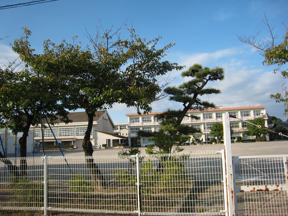 Primary school. Aisai stand Kitagota to elementary school 470m