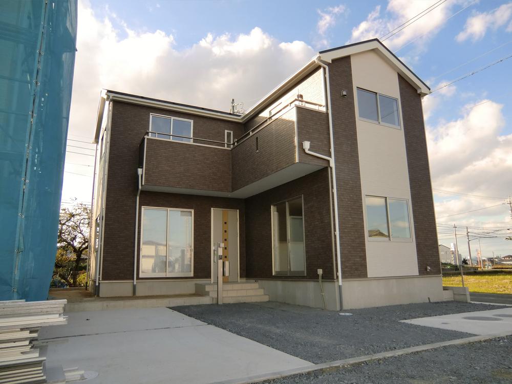 Local appearance photo. ◇ 1 Building ◇  Imposing completed! ! Preview you can visit (weekday tours You can also)  Parking three OK  Corner lot, Yang per good! !   Local (November 19, 2013) Shooting