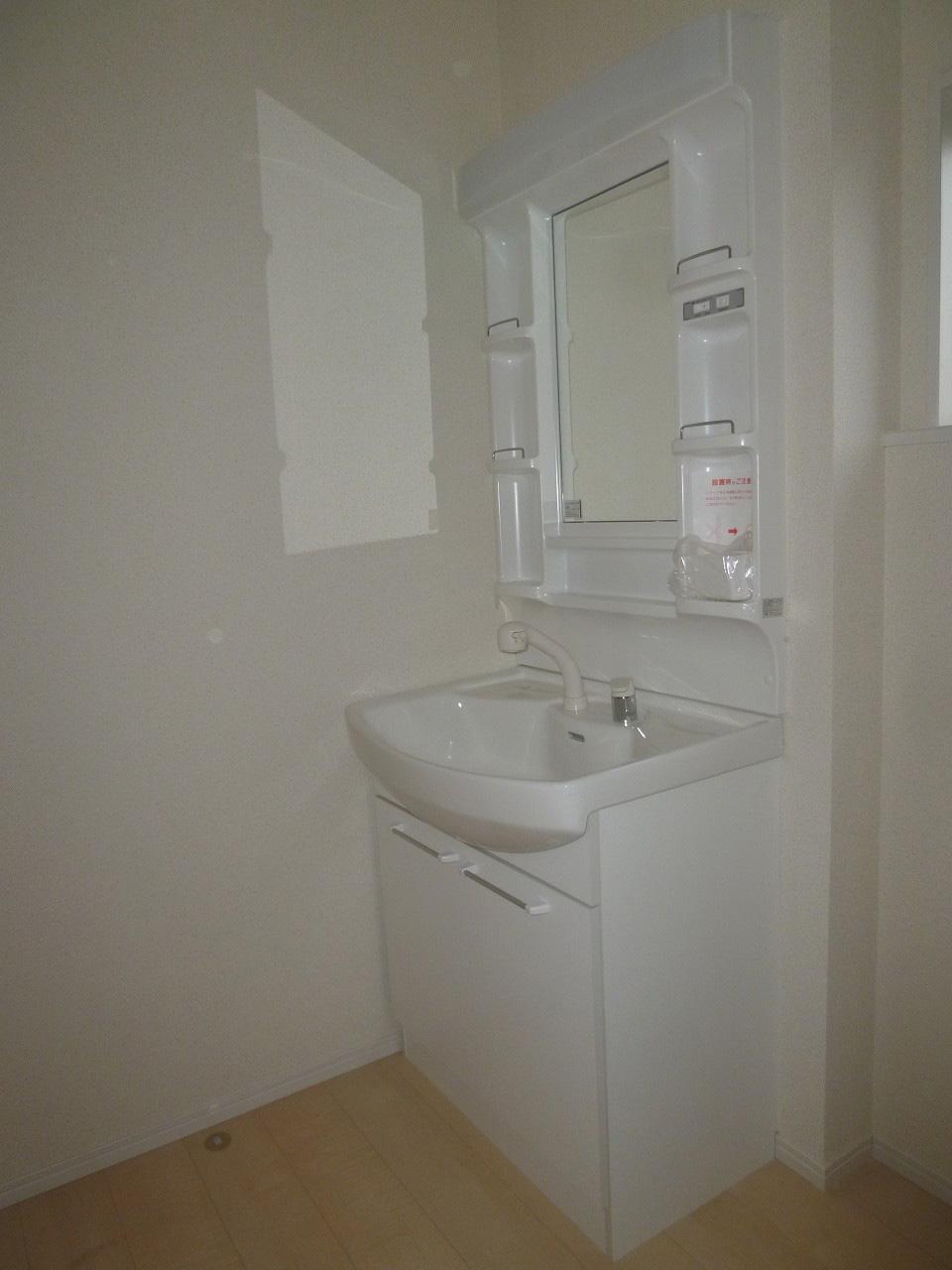 Wash basin, toilet. 1 Building