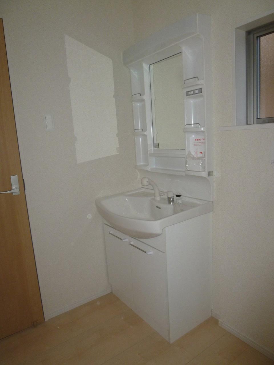 Wash basin, toilet. Building 2