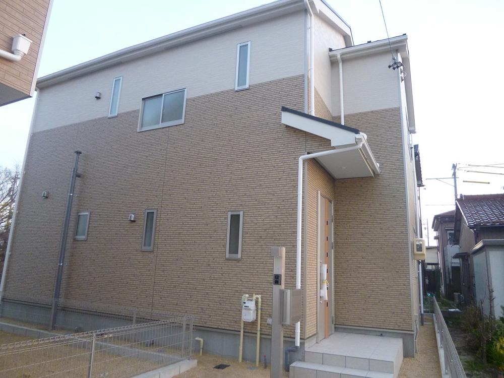 Local appearance photo. Building 2