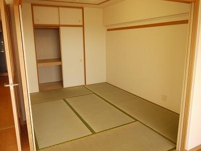 Non-living room. 6 is a Pledge of Japanese-style room. tatami ・ You Yes to re-covering of the sliding door.