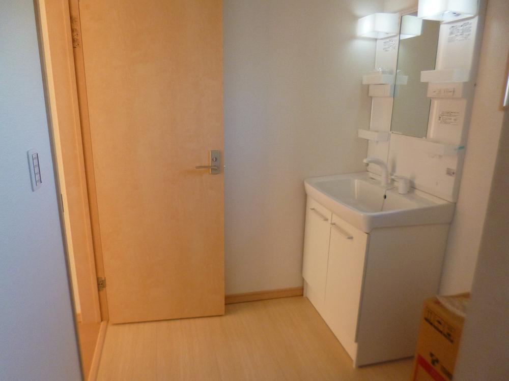 Wash basin, toilet.  ◆ Shampoo dresser ◆ 