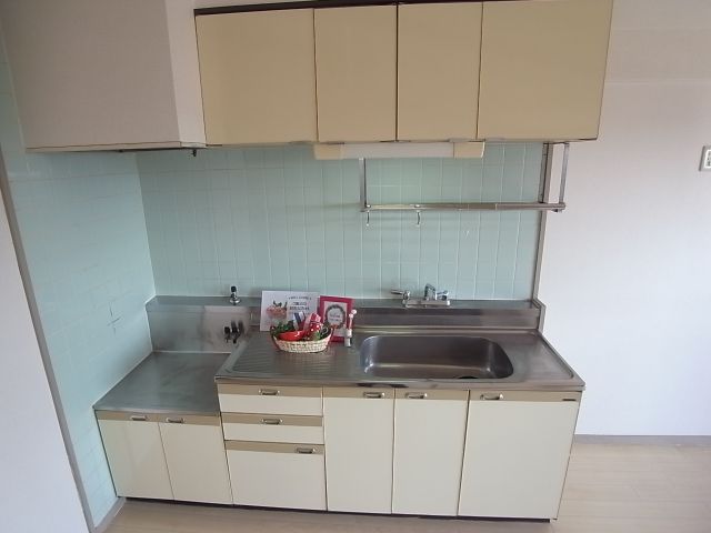 Kitchen. Two-burner gas stove can be installed