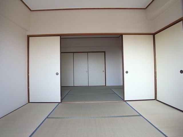 Living and room. South and the middle room Japanese-style room