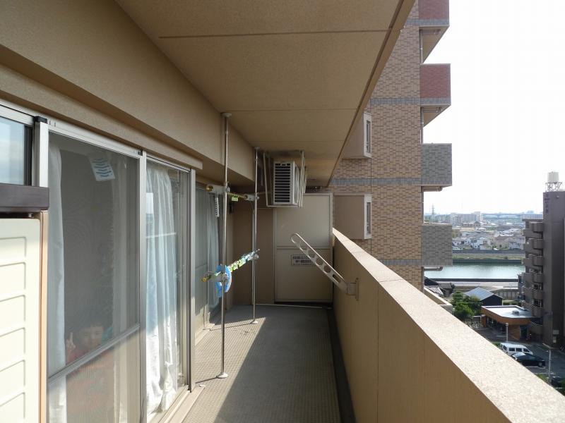 Balcony. Local (10 May 2013) Shooting Good per sun balcony Cute figure in the screen door